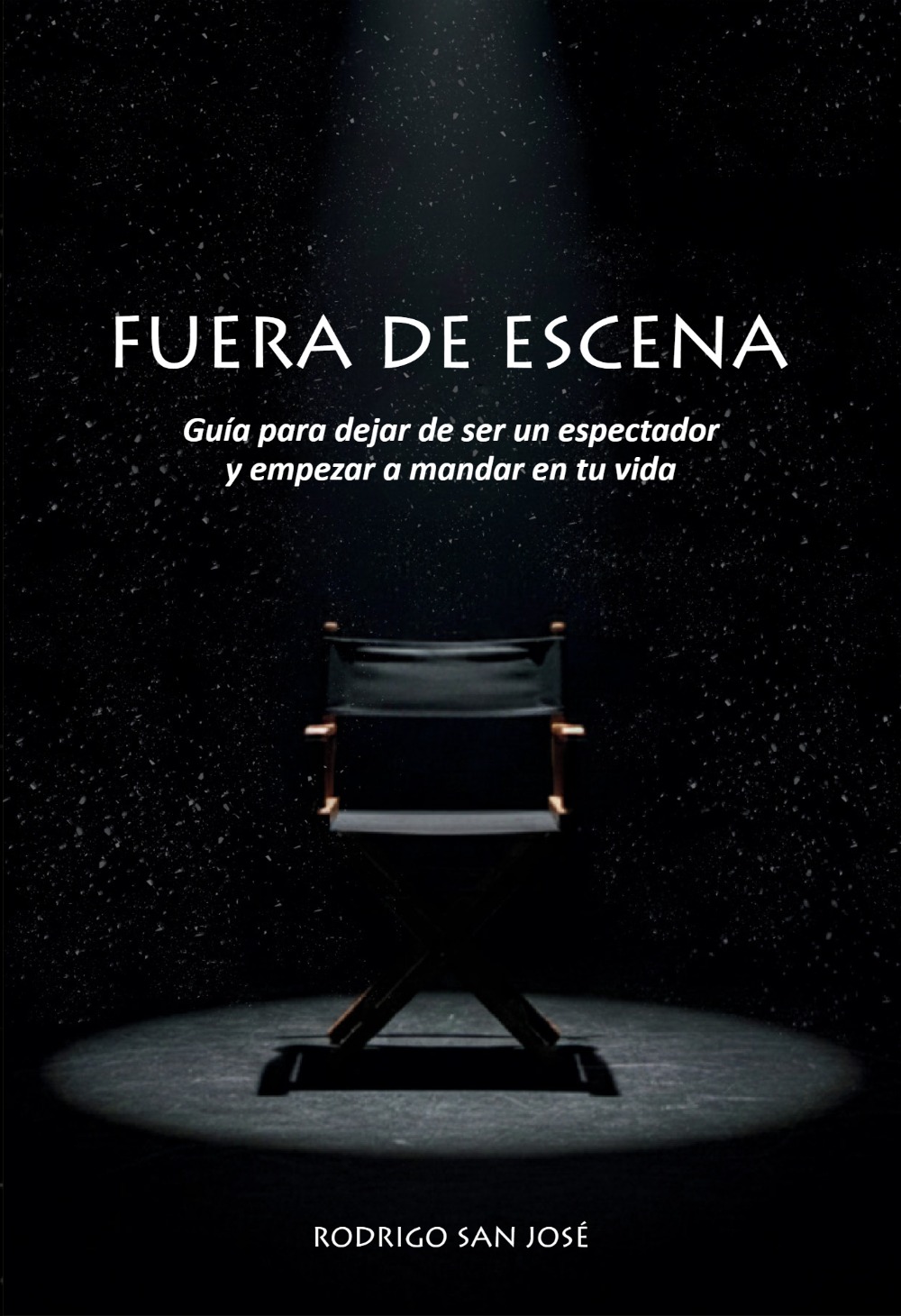 Portada: una silla de director vacía bajo un foco de teatro. Fuera de escena, de Rodrigo San José.